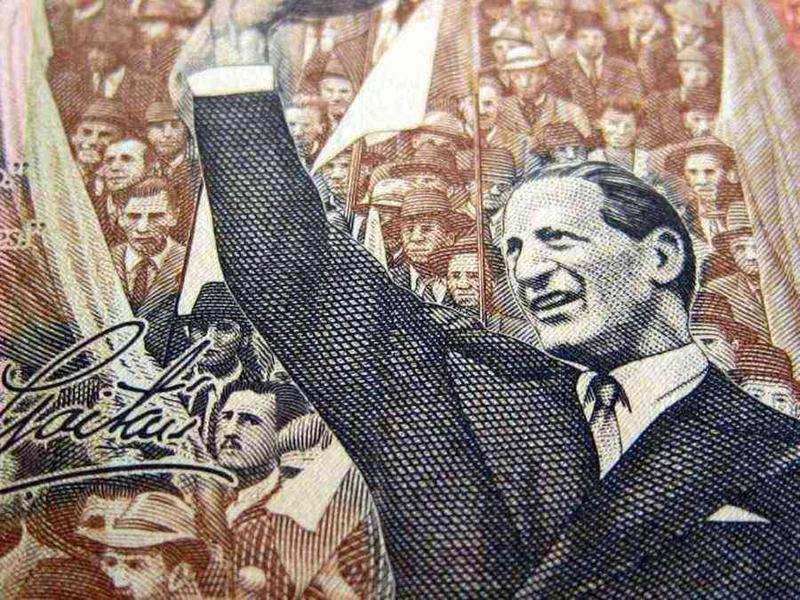 Grabado a talla dulce de Eva Perón con el brazo en alto ante una multitud, detalle de un billete argentino