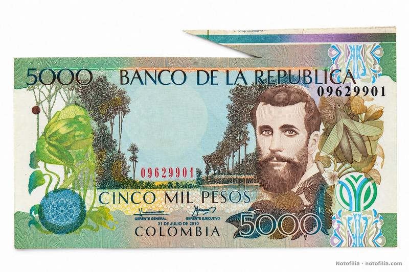 Anverso del 5.000 pesos, Pick 452l: Silva, la fecha 31 de julio de 2010, el serial 09629901 y la solapa mariposa del canto superior.