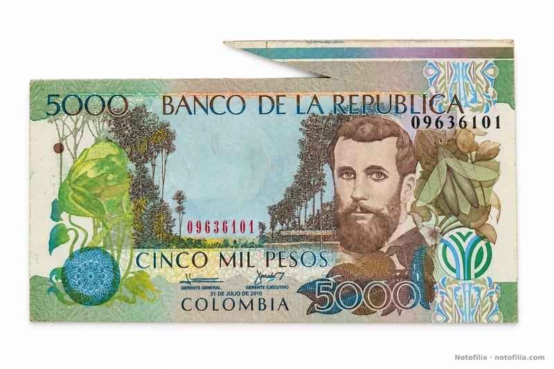 Anverso del 5.000 pesos, Pick 452l: Silva, la fecha 31 de julio de 2010, el serial 09636101 y la solapa mariposa del canto superior.