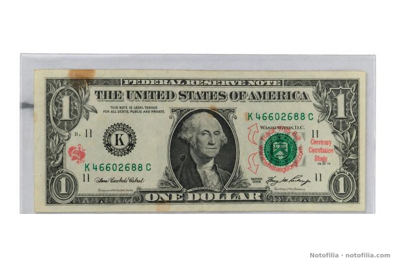 Anverso del 1 dólar, serie 2006, distrito de Dallas, serial K46602688C: Washington, sello verde del Tesoro y sellos rojos de Where’s George?.