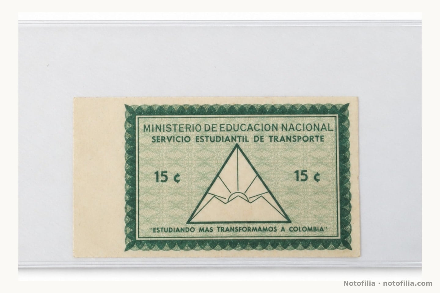 Face of the Ministry of National Education 15-centavos student-transport ticket, in green ink: a triangle with sun and mountains, the face value 15 ¢, and the motto Estudiando más transformamos a Colombia.