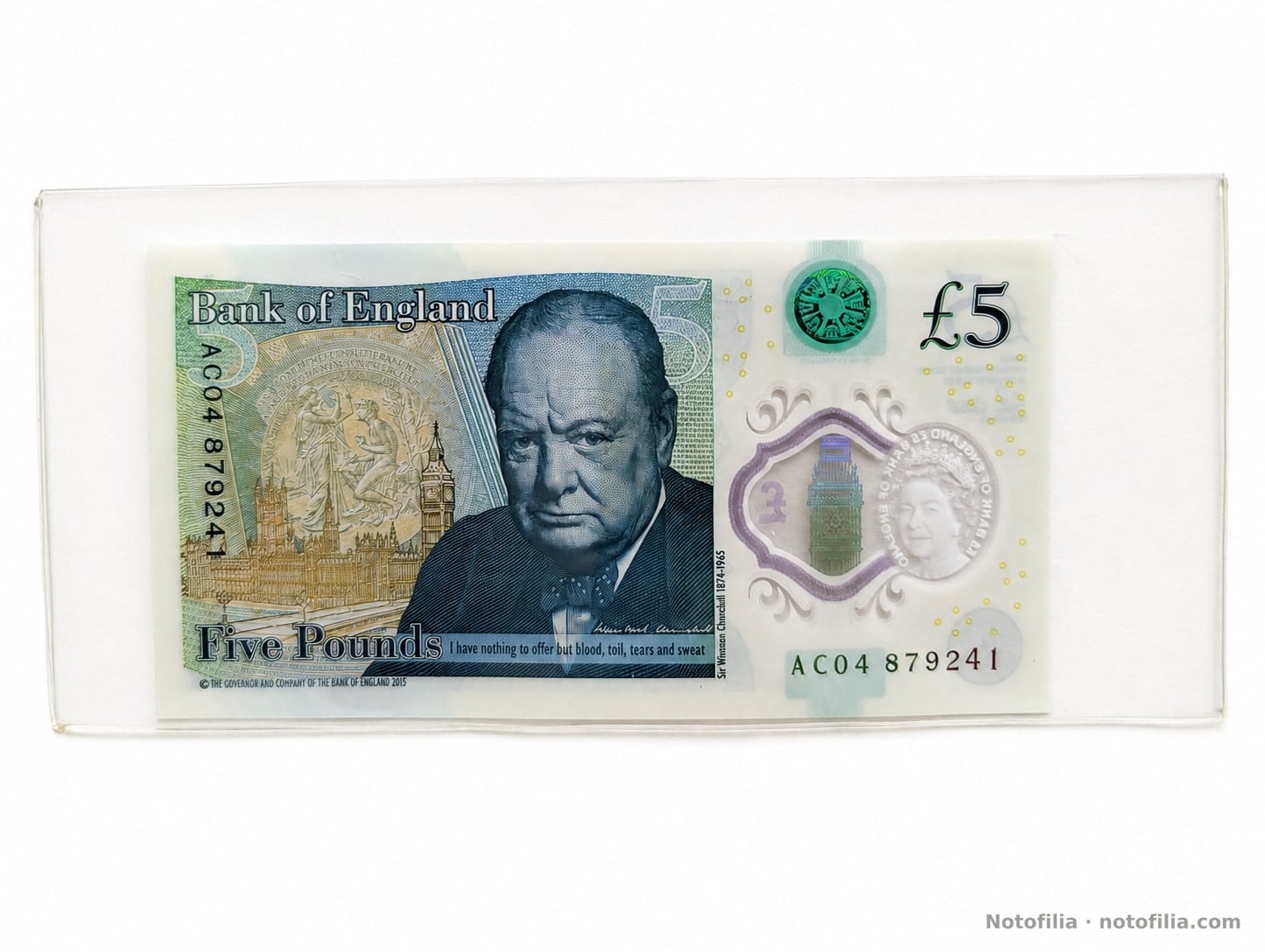 Reverso del 5 libras: Winston Churchill, Westminster, medalla Nobel, cita «blood, toil, tears and sweat», foil BLENHEIM y los dos seriales AC04 879241.