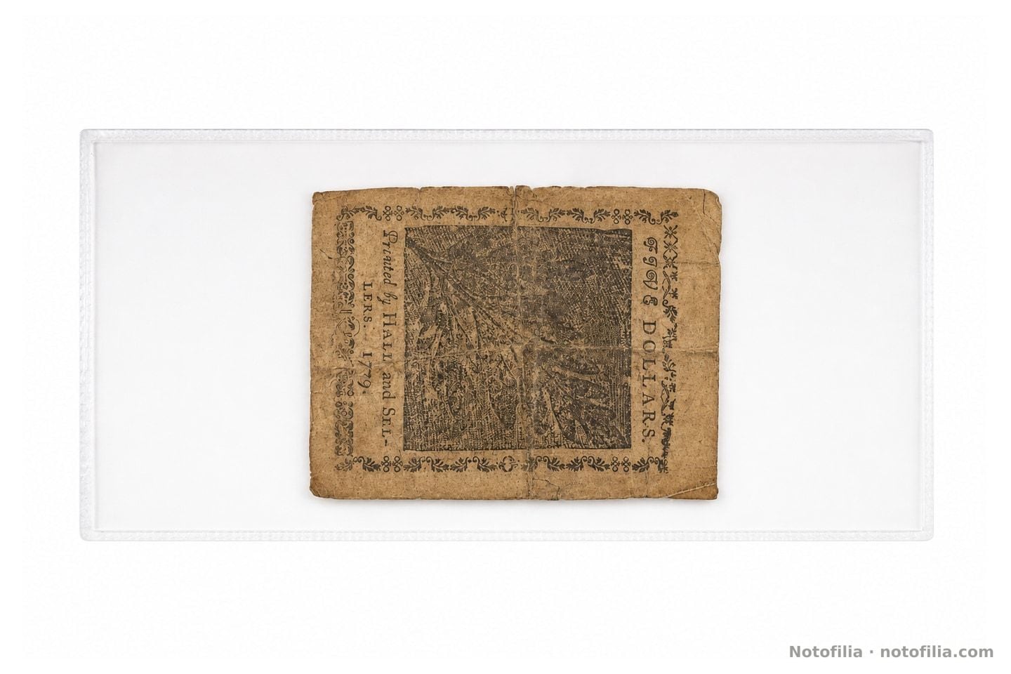 Reverso con nature print de hoja, «Printed by HALL and SEL-LERS. 1779» y FIVE DOLLARS, en funda.