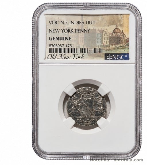 Reverso encapsulado: escudo coronado de Utrecht entre dos leones. Etiqueta Old New York: VOC N.E. INDIES DUIT, NEW YORK PENNY, GENUINE, 8703937-175.