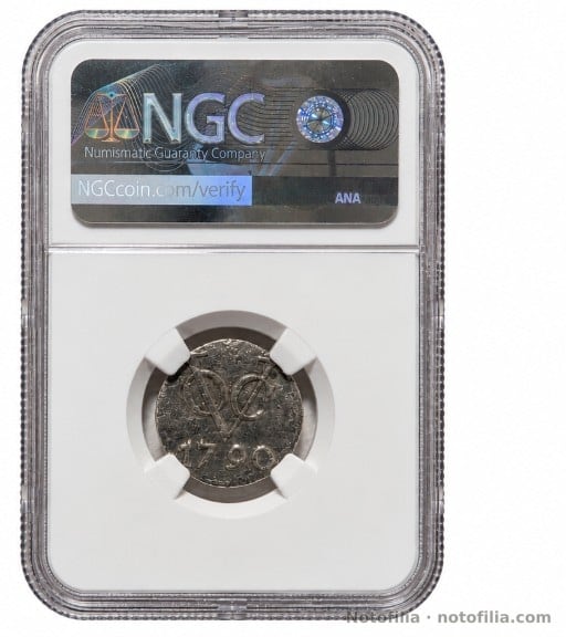 Anverso encapsulado: monograma VOC y fecha 1790. Este lado de la cápsula muestra el holograma de verificación de NGC.
