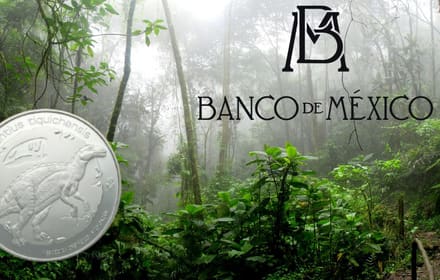 Silver medal with the dinosaur Huehuecanauhtlus tiquichensis in front of a jungle ground and the Banco de México logo