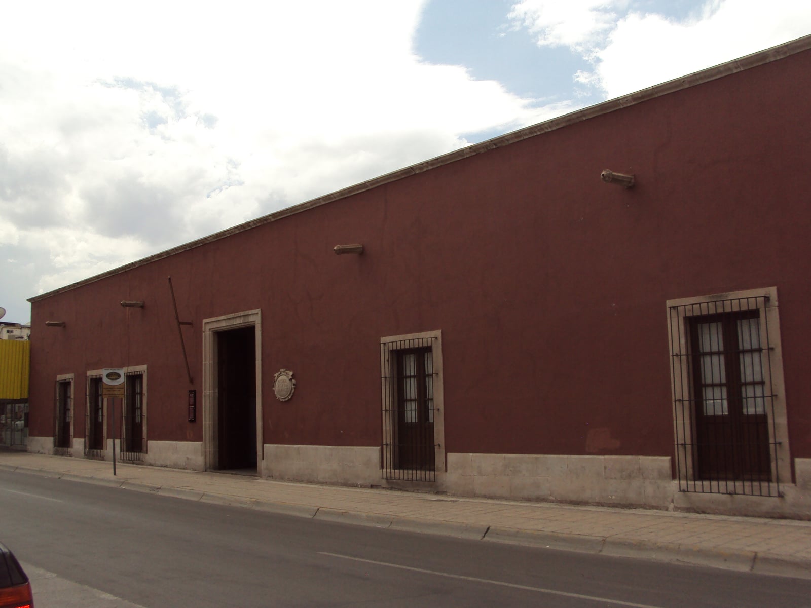 Fachada del Museo Casa Juárez en Chihuahua, con balcones y bandera de México