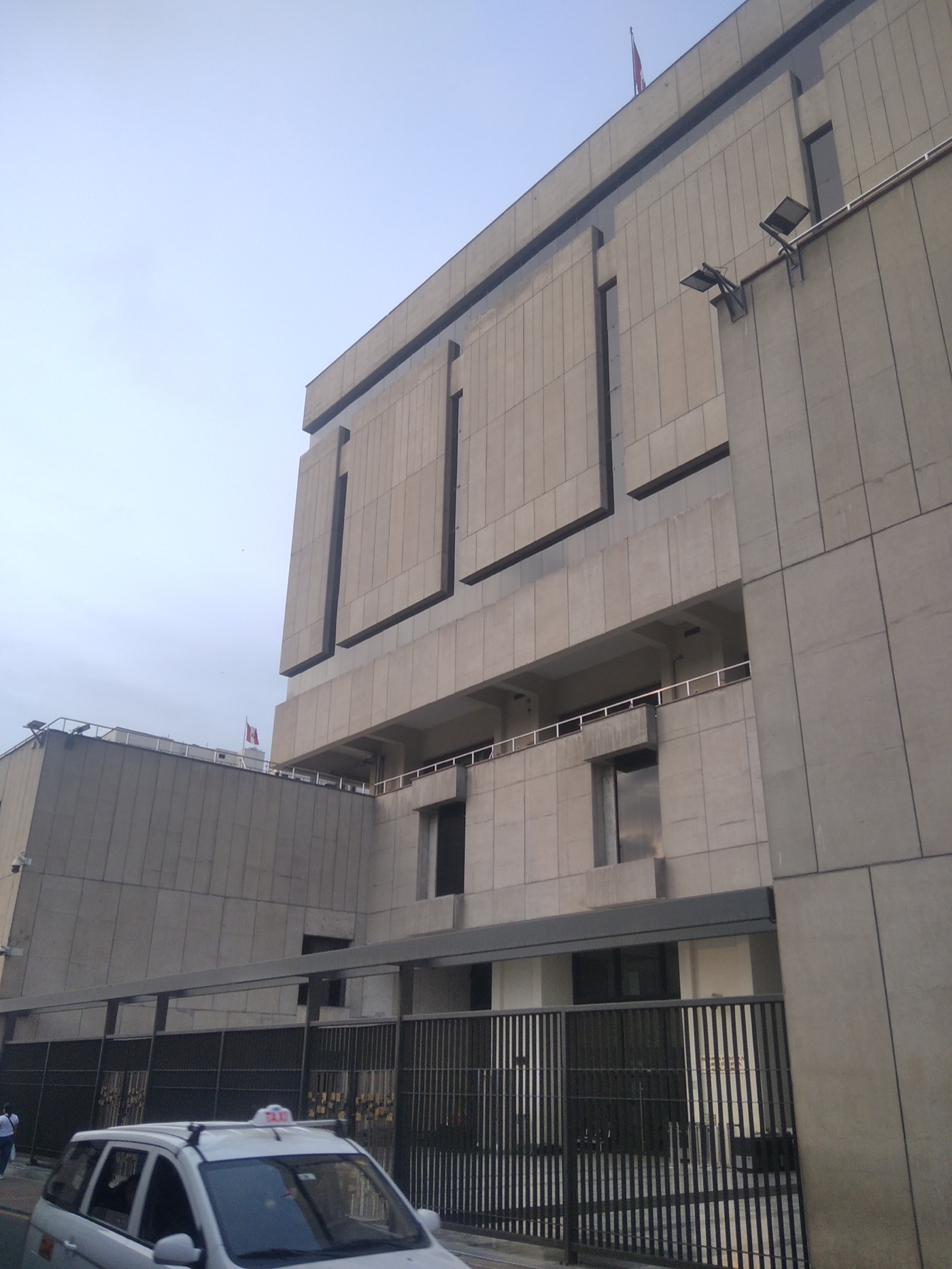 Fachada de hormigón del Banco Central de Reserva del Perú, con la bandera nacional en la azotea