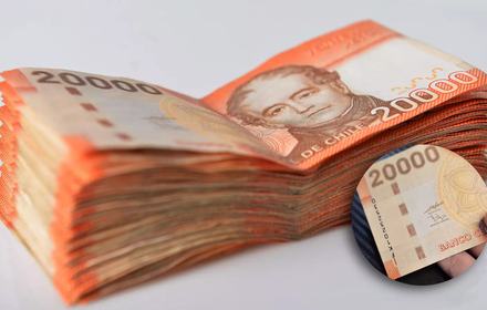 A stack of Chilean 20,000-peso notes with Andrés Bello and a detail of the vertical serial