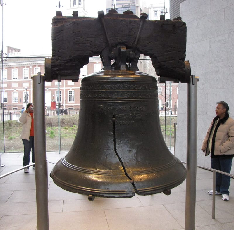 La Campana de la Libertad colgada de su viga de madera, en el centro de visitantes de Filadelfia