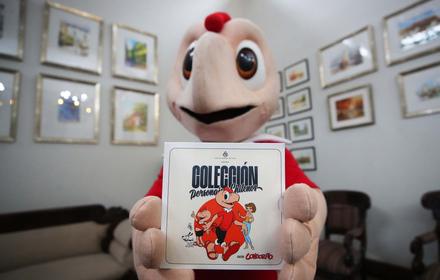 Condorito mascot holding the Chilean Characters display from Casa de Moneda de Chile