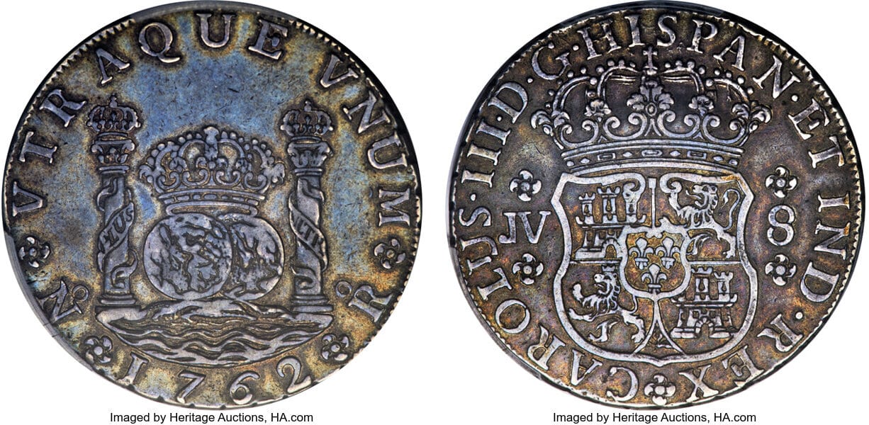 Anverso y reverso del 8 reales de 1762 de Nuevo Reino encapsulado por PCGS AU50: columnas de Hércules con dos globos y escudo coronado de España