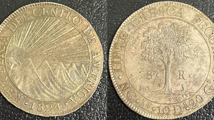 Anverso y reverso de un 8 reales de la República Federal de Centroamérica: sol radiante sobre volcanes y ceiba