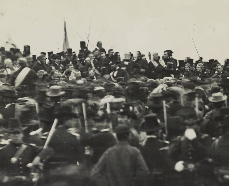 Multitud con sombreros de copa en la dedicación del cementerio de Gettysburg, el 19 de noviembre de 1863