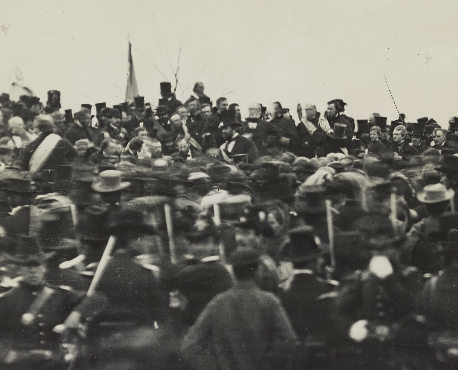 Multitud con sombreros de copa en la dedicación del cementerio de Gettysburg, el 19 de noviembre de 1863