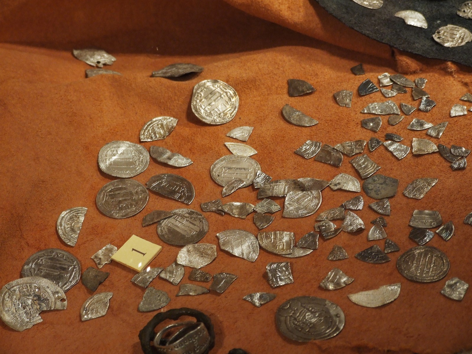 Monedas de plata árabes expuestas en el Museo Arqueológico e Histórico de Elbląg
