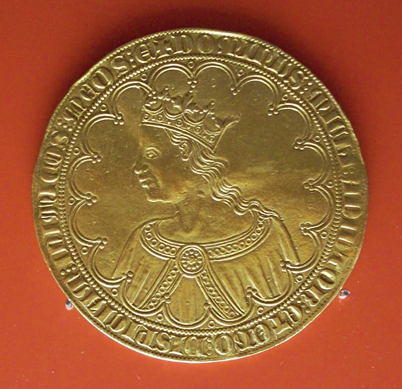 Anverso de la gran dobla de oro de Pedro I de Castilla, acuñada en Sevilla en 1360: busto coronado a la izquierda en un marco polilobulado