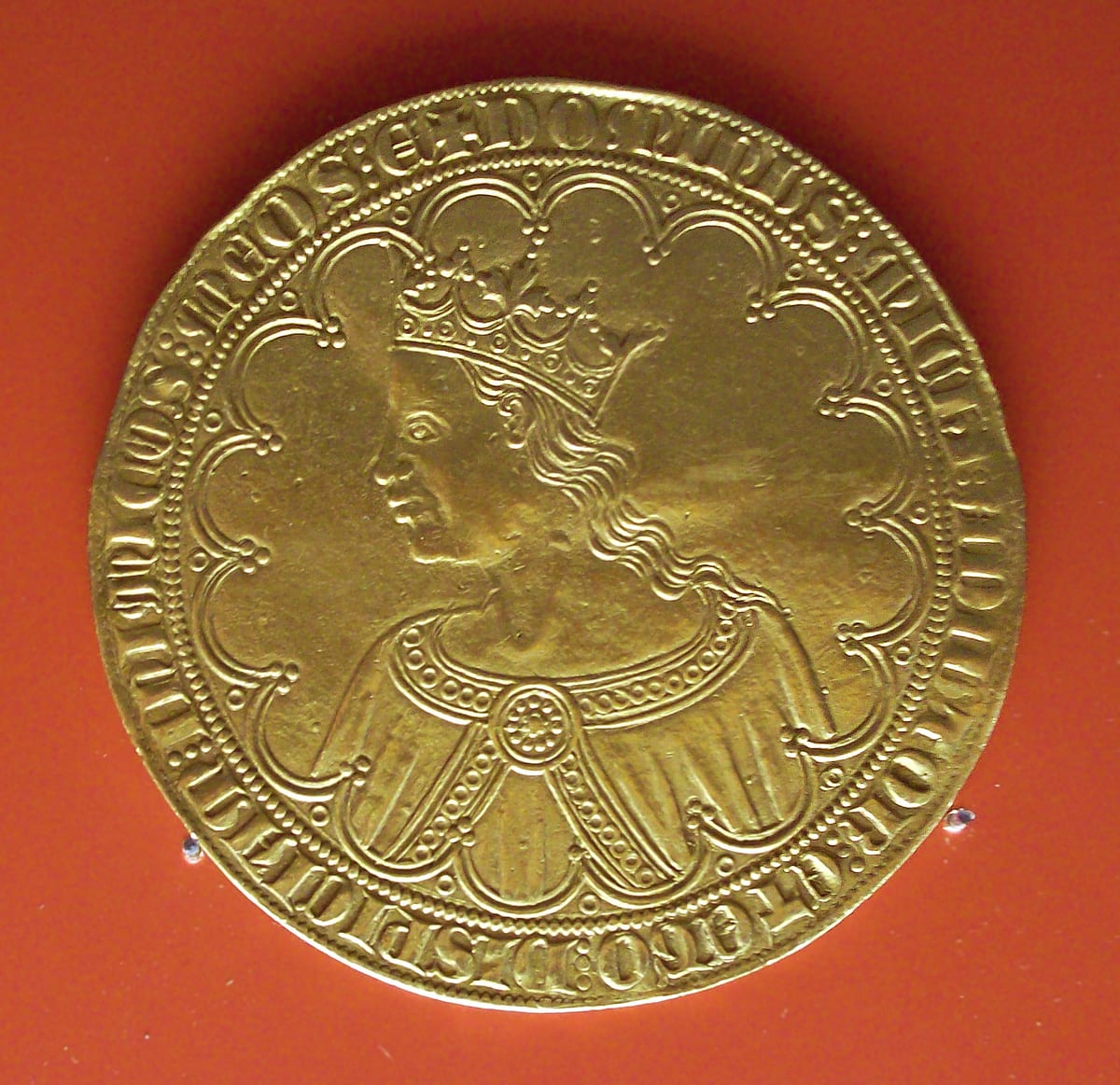 Anverso de la gran dobla de oro de Pedro I de Castilla, acuñada en Sevilla en 1360: busto coronado a la izquierda en un marco polilobulado
