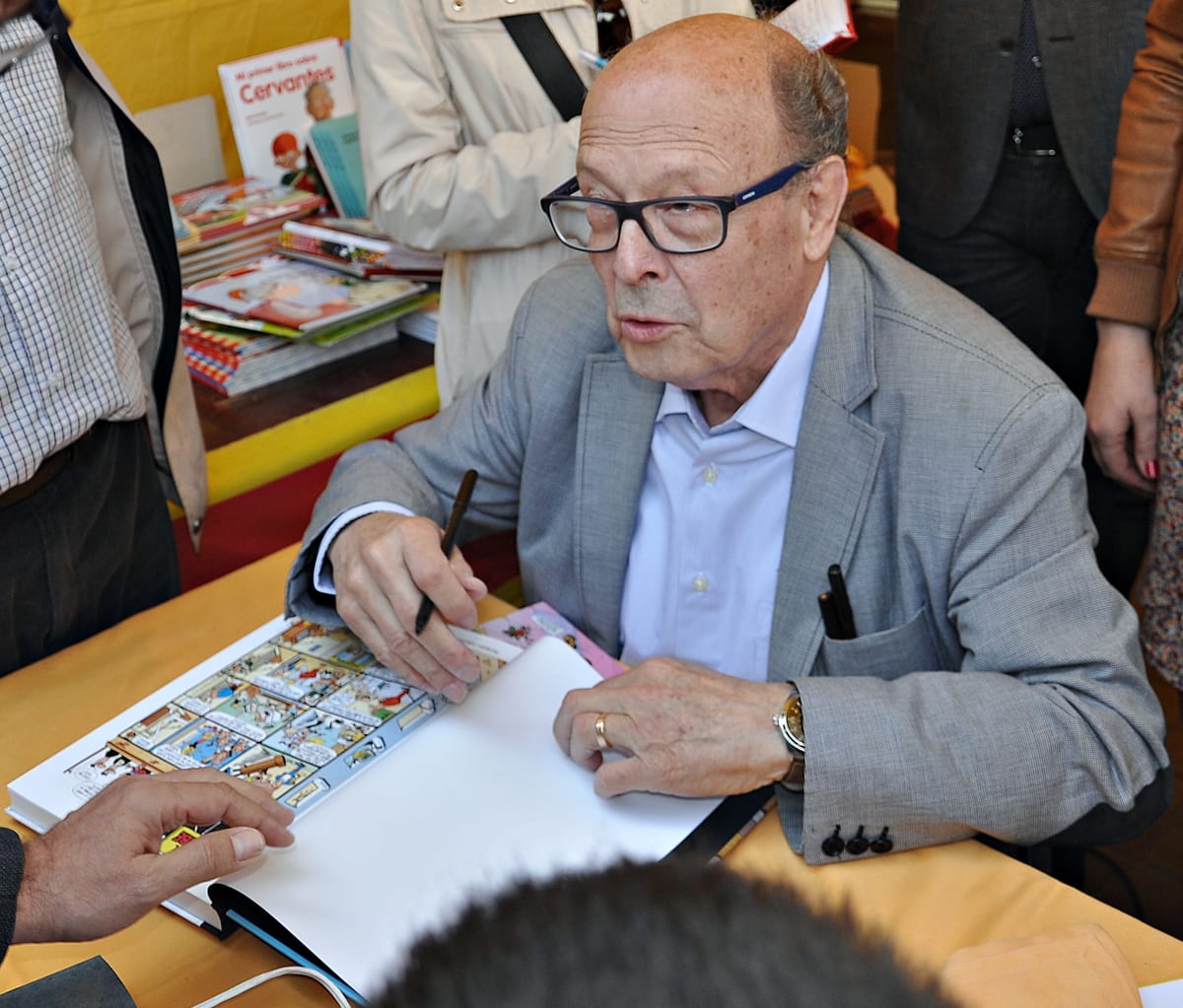 Francisco Ibáñez firmando libros en la plaza de Cataluña el Día de Sant Jordi de 2016
