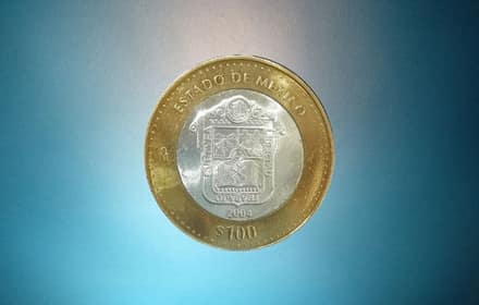 Reverse of the bimetallic Estado de México $100 (first phase, 2004), with the coat of arms on a silver core