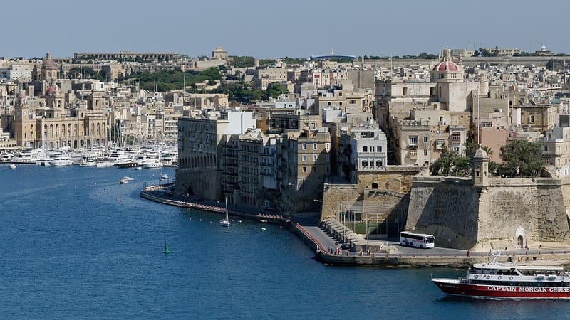 El Gran Puerto de Malta visto desde La Valeta, con Senglea y el agua del puerto en primer término