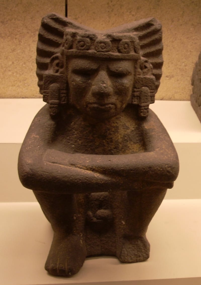 Escultura de piedra de Xiuhtecuhtli sentado, dios mexica del fuego, en el Museo Británico