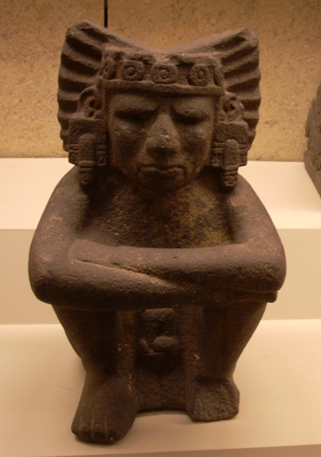 Escultura de piedra de Xiuhtecuhtli sentado, dios mexica del fuego, en el Museo Británico