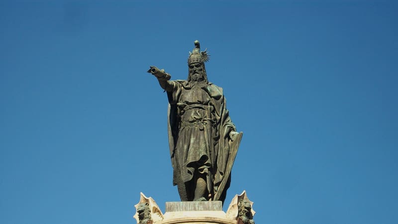 Bronze statue of James I the Conqueror in Castelló de la Plana: winged-dragon helm, a parchment in his right hand, and a shield