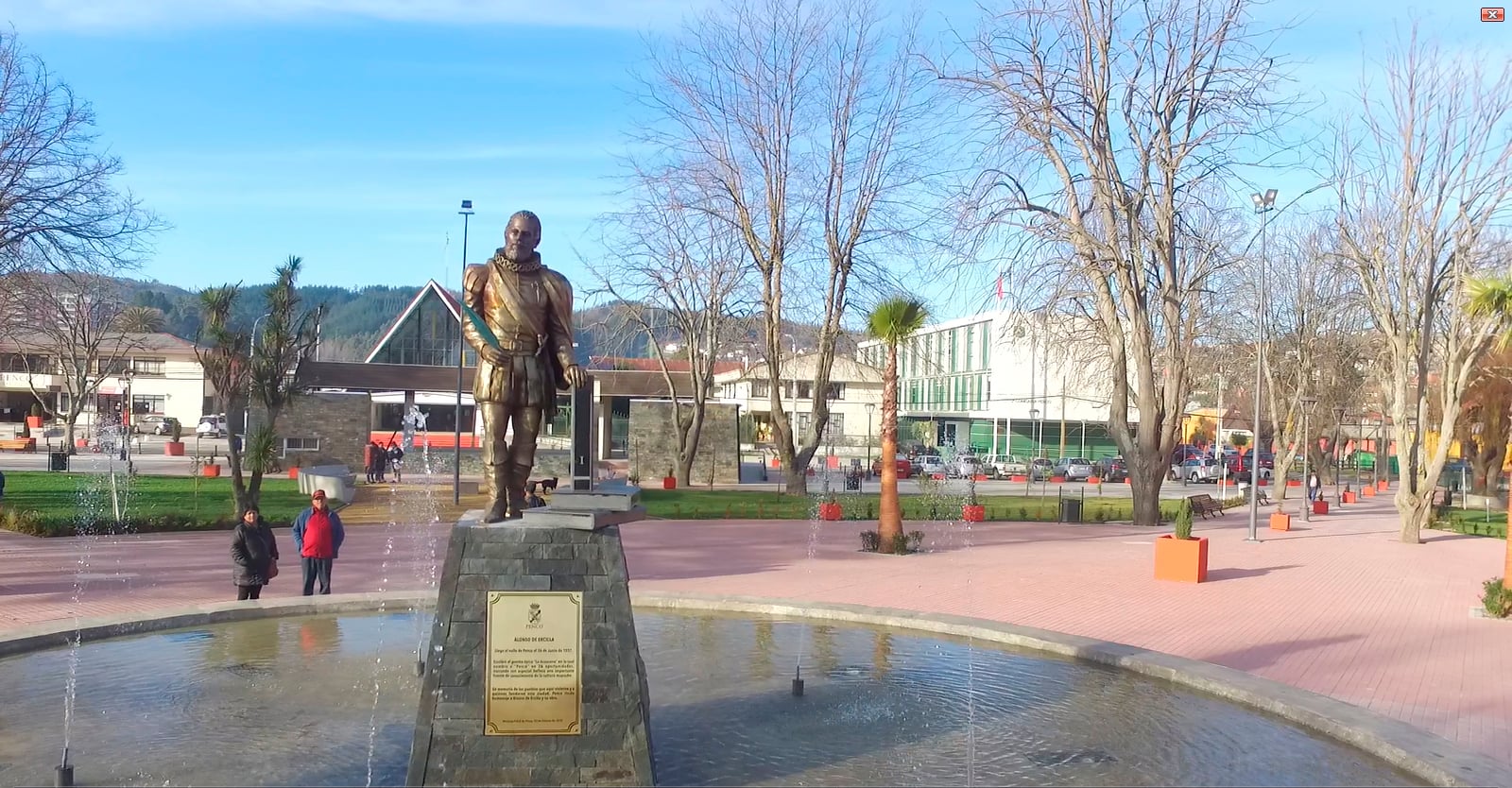 Plaza Alonso de Ercilla en Penco, con árboles, bancas y el escenario al fondo