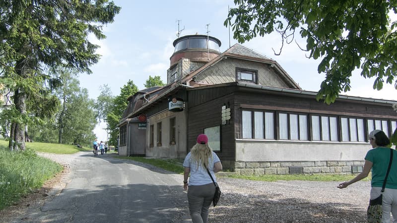 Torre de observación y bosque en la cima de Zvičina, en las faldas de las montañas Krkonoše, República Checa