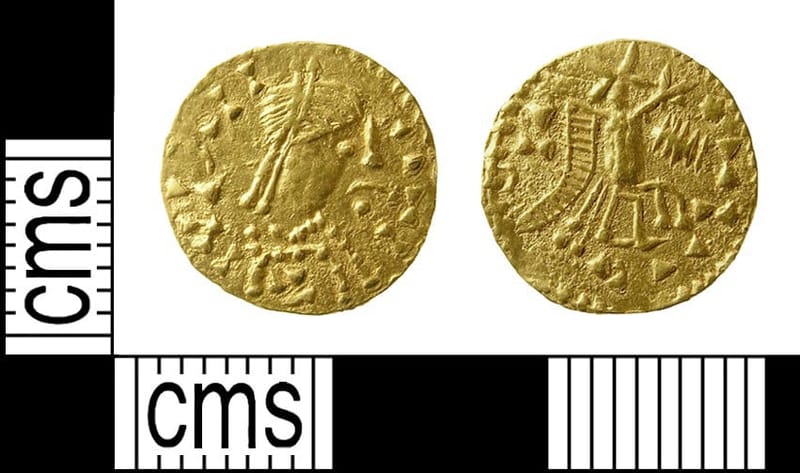 Dos caras de un tremís visigodo de oro, con busto esquemático y cruz sobre gradas, junto a una escala